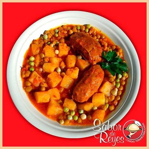 Chorizos A La Pomarola Con Papas Cubo Y Arvejas En